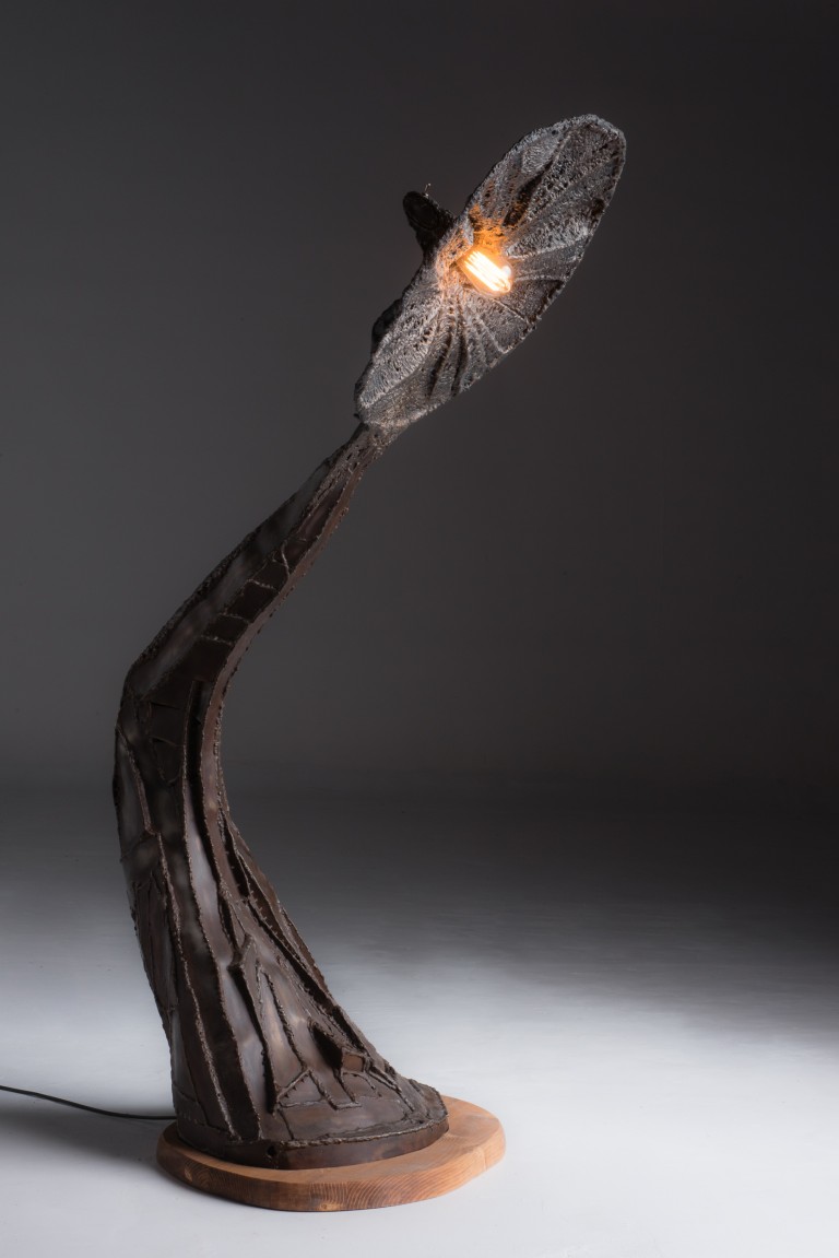 lampa rzeźba podłogowa artystyczna biotec scrap art spawana duża wizjonerska wyjątkowa autorska unikatowa