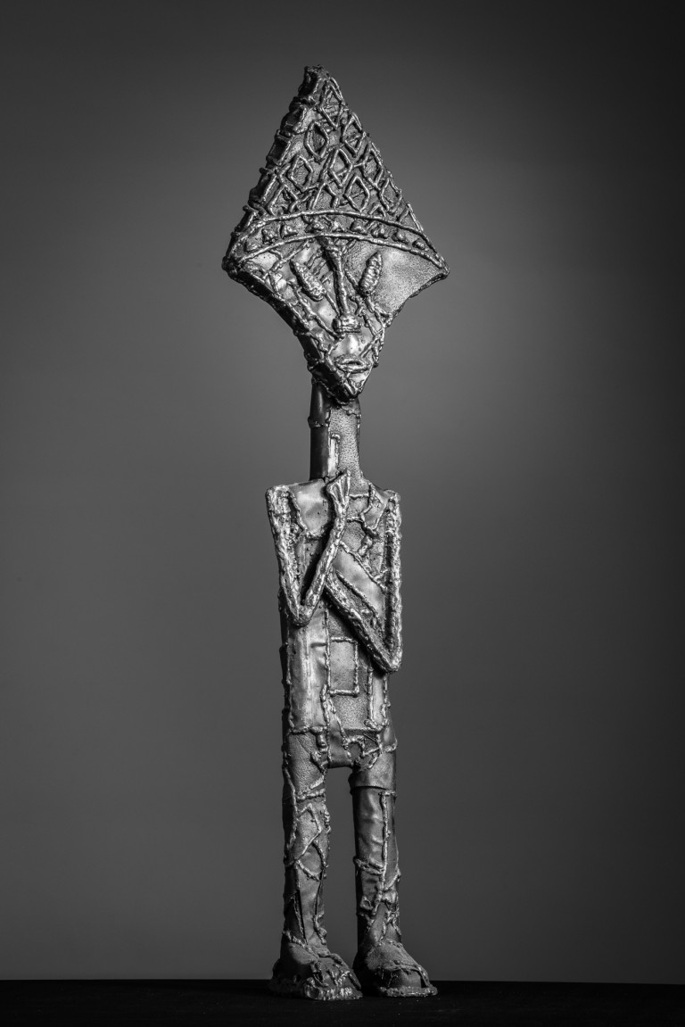 rzeźba z metalu dariusz fluder posążek afrykański fetysz nowoczesny scrap art afryka