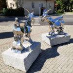 abstrakcyjna rzeźba pomnik kozy kózki koziołek rzeźba z metalu dariusz fluder