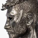 rzeźba z metalu twarz husarza czupryna głowa szrama fryzura szlachetne rysy twarz wojownika Sarmata Polak
