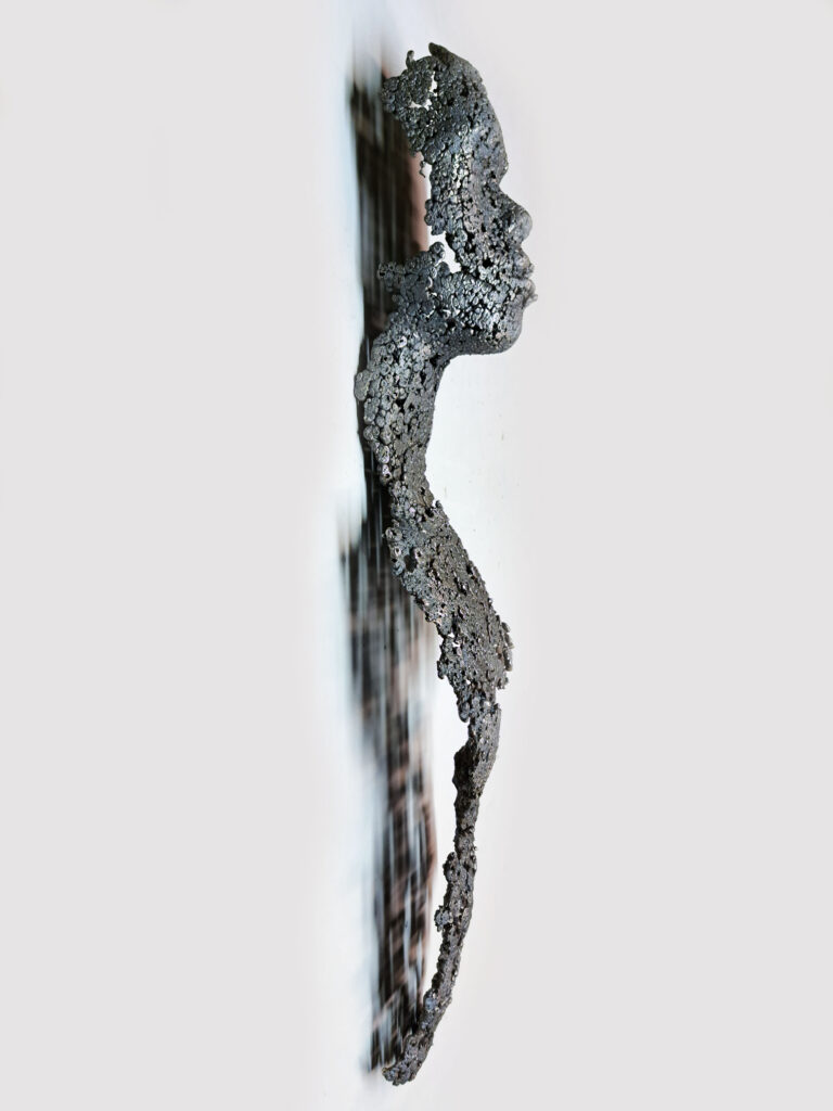 rzeźba z metalu na ścianę murzyn szaman abstrakcja