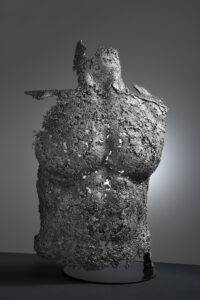 popiersie Perseusz wykonane z metalu. Autorem rzeźby jest Dariusz Fluder
