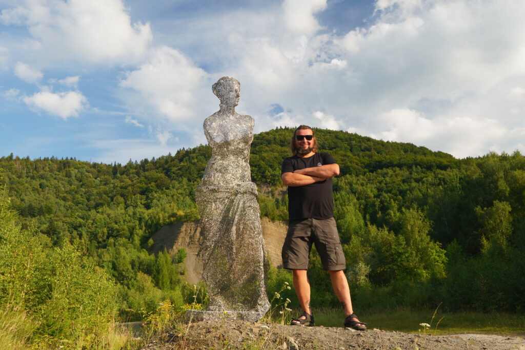 rzeźba Venus wraz z autorem Dariuszem Fluder w plenerze